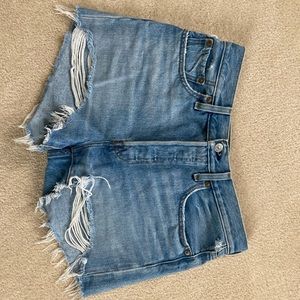 LEVI’S 501 JEAN SHORTS. SIZE 27. Light wash, barely worn, like-new condition.